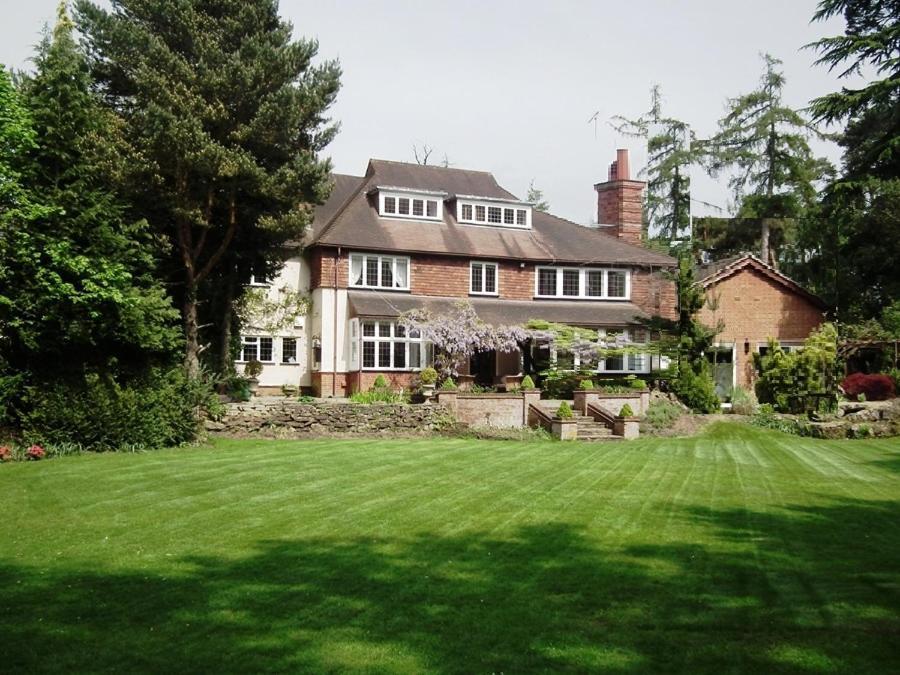 Coach House Villa Woking Eksteriør billede