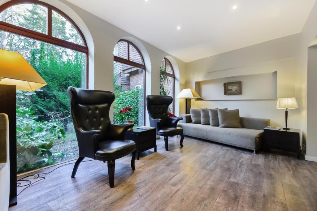 Coach House Villa Woking Eksteriør billede