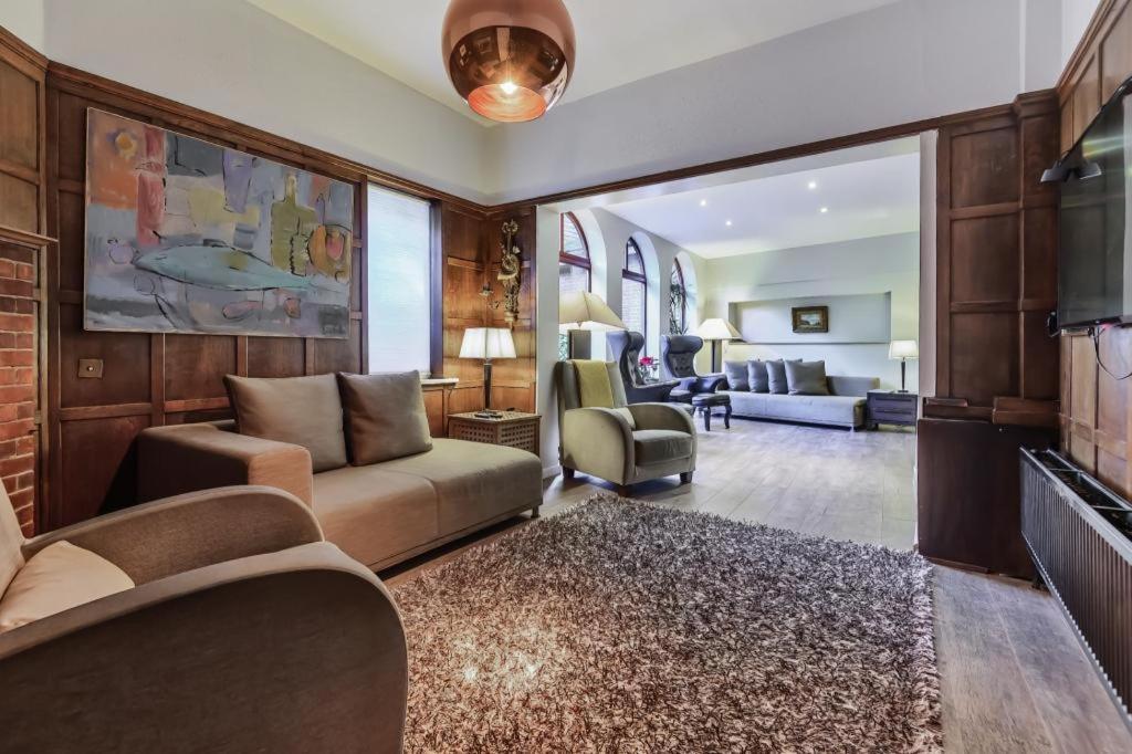 Coach House Villa Woking Eksteriør billede