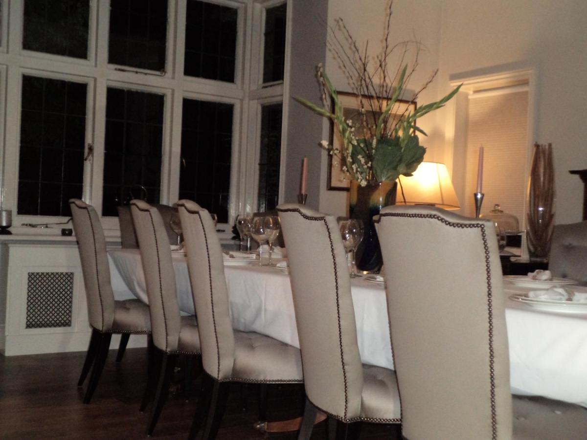 Coach House Villa Woking Eksteriør billede