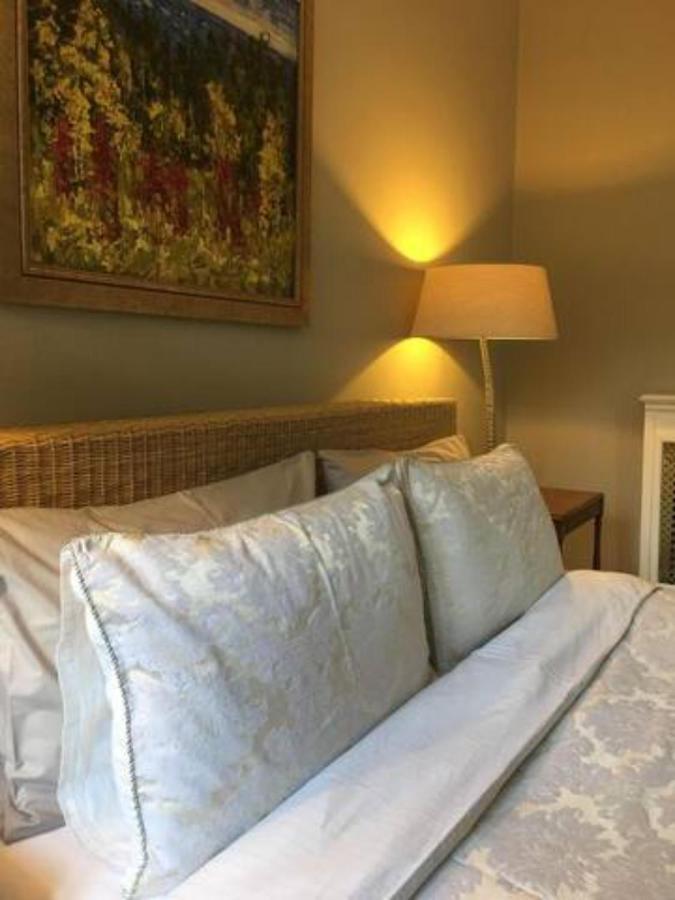 Coach House Villa Woking Eksteriør billede