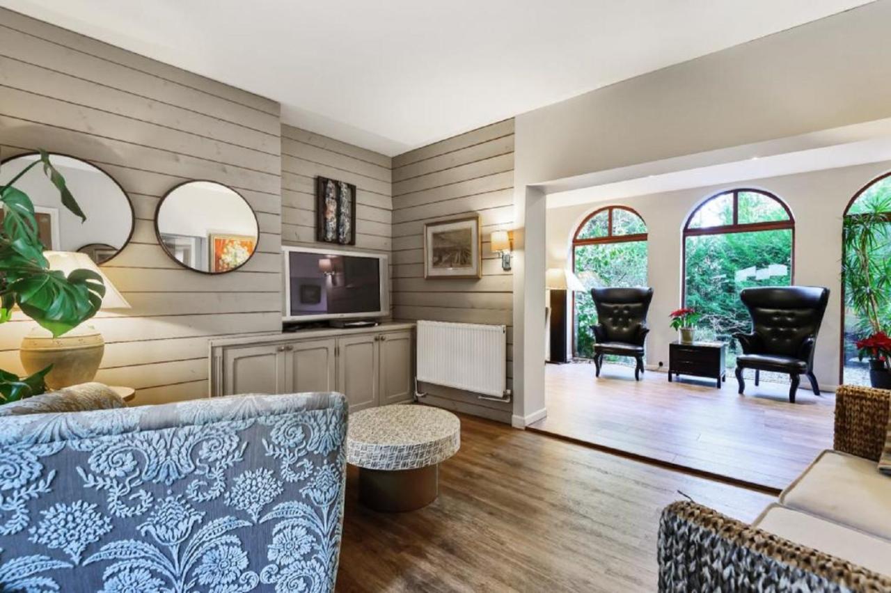 Coach House Villa Woking Eksteriør billede
