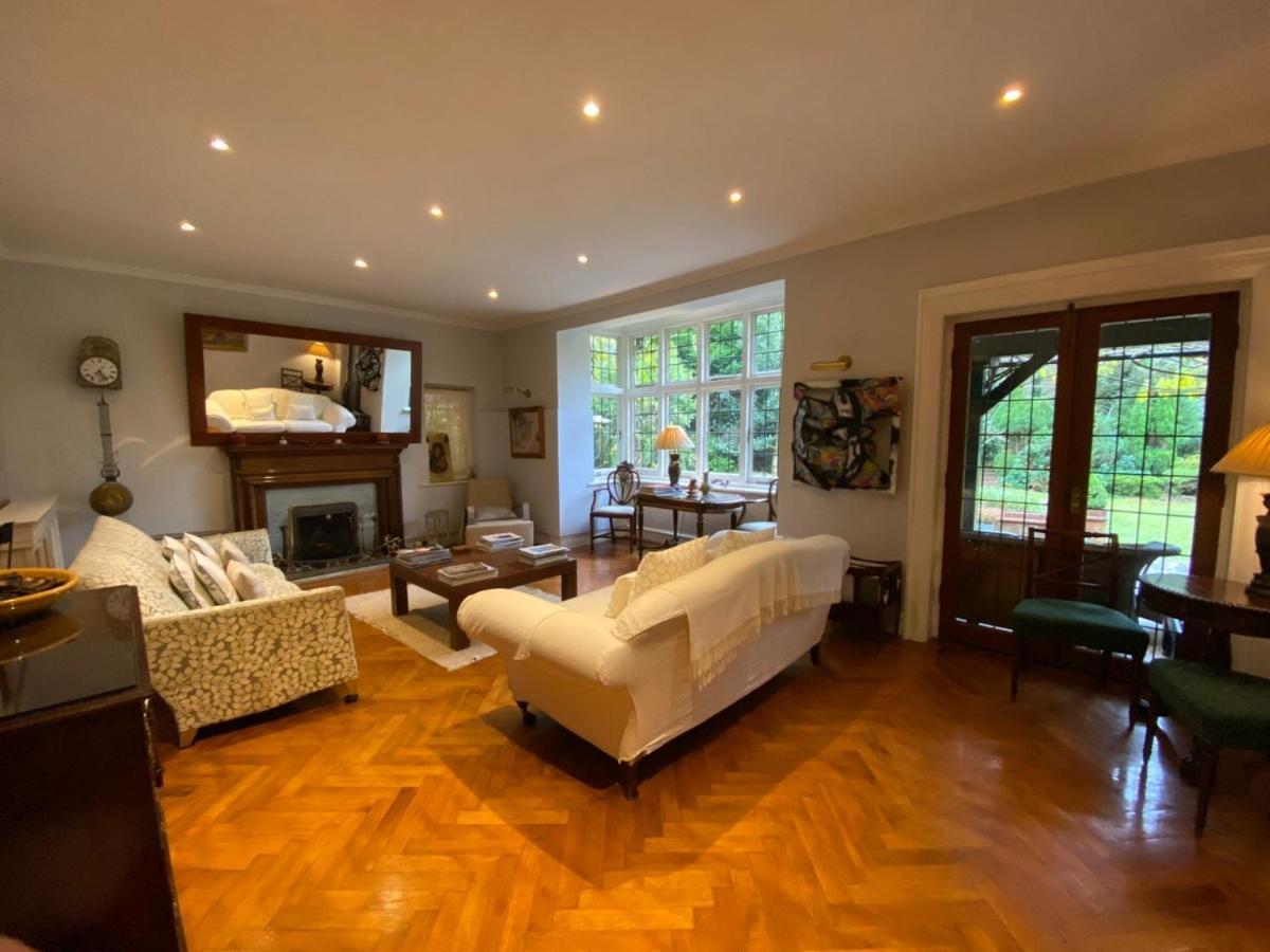 Coach House Villa Woking Eksteriør billede