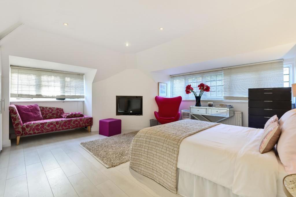 Coach House Villa Woking Eksteriør billede