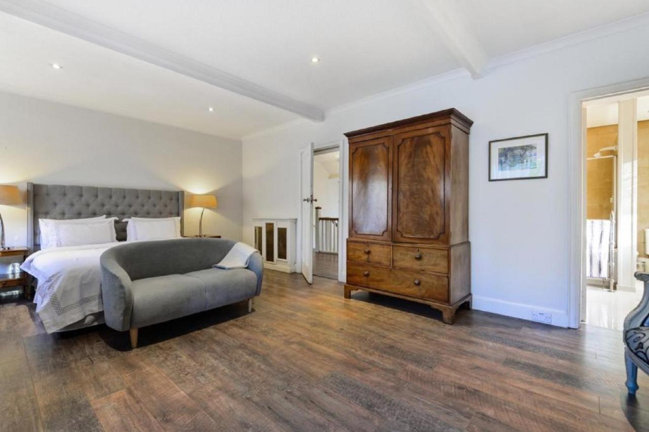 Coach House Villa Woking Eksteriør billede