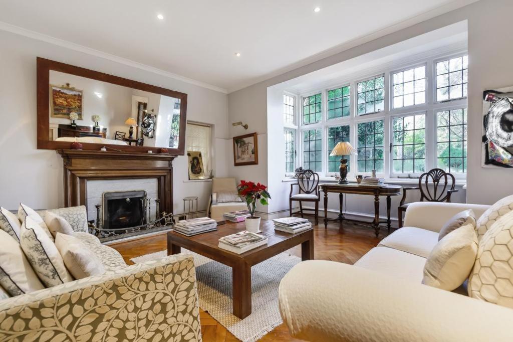 Coach House Villa Woking Eksteriør billede