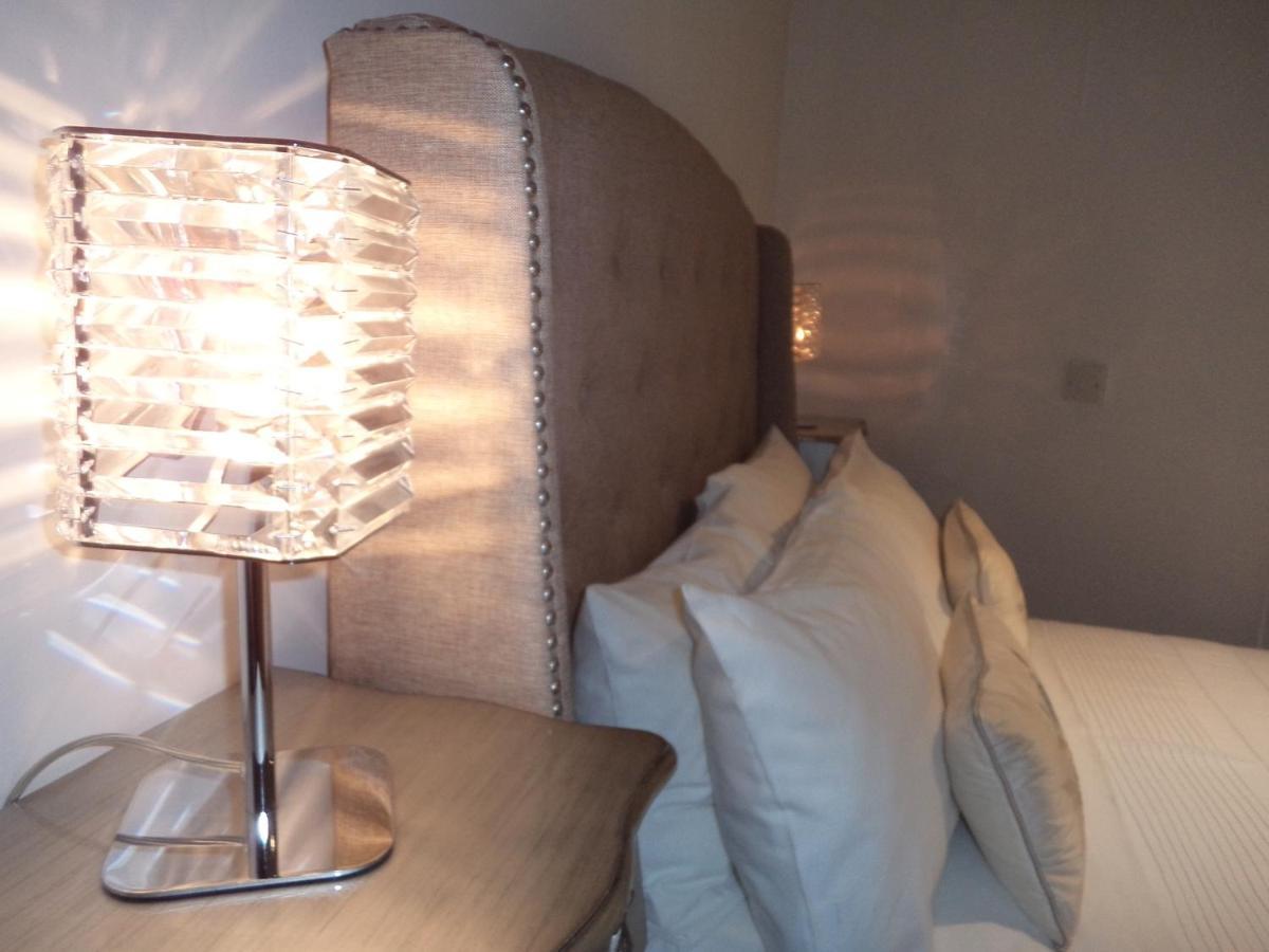 Coach House Villa Woking Eksteriør billede