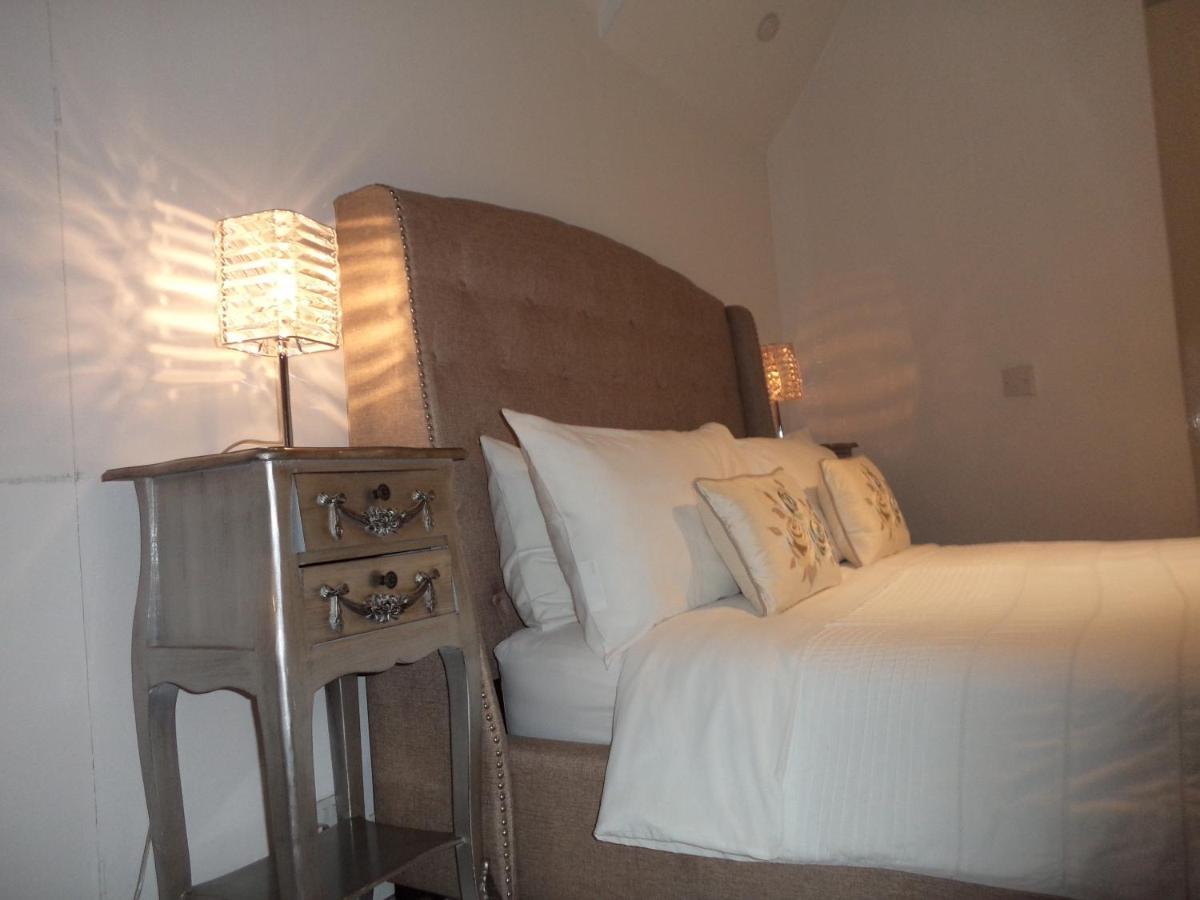Coach House Villa Woking Eksteriør billede