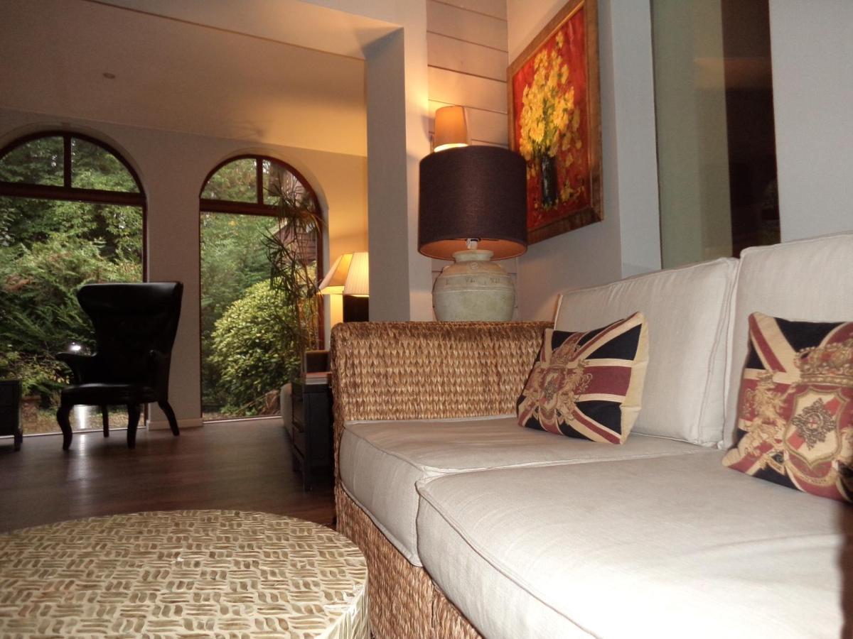 Coach House Villa Woking Eksteriør billede