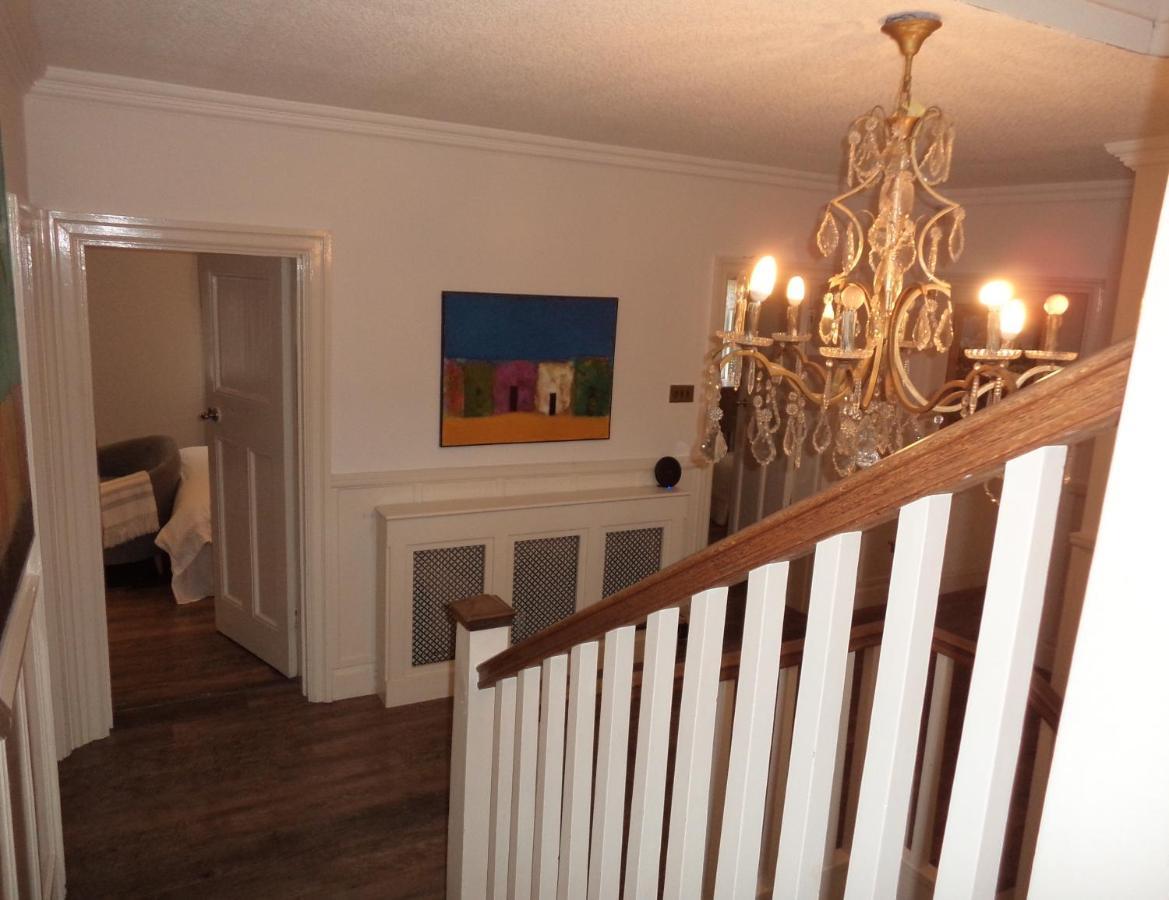 Coach House Villa Woking Eksteriør billede
