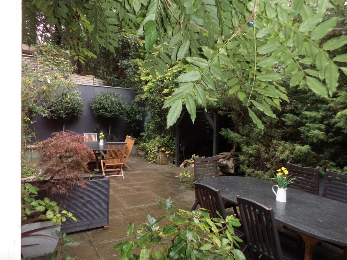 Coach House Villa Woking Eksteriør billede