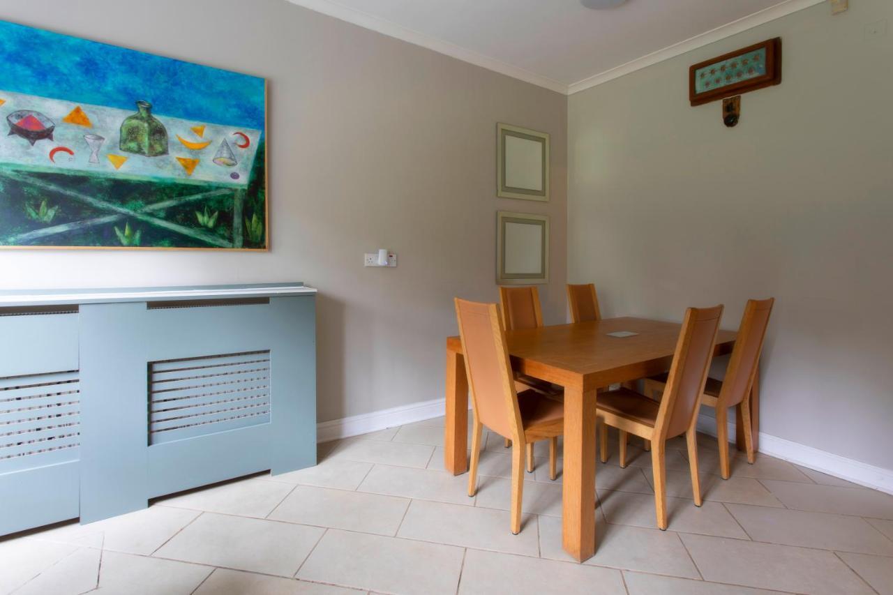 Coach House Villa Woking Eksteriør billede