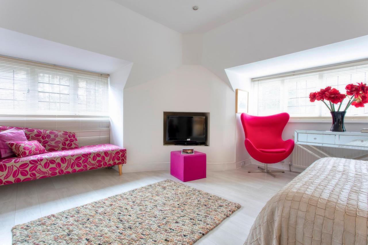 Coach House Villa Woking Eksteriør billede