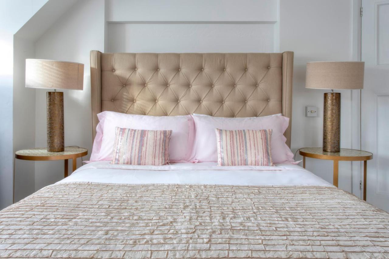 Coach House Villa Woking Eksteriør billede