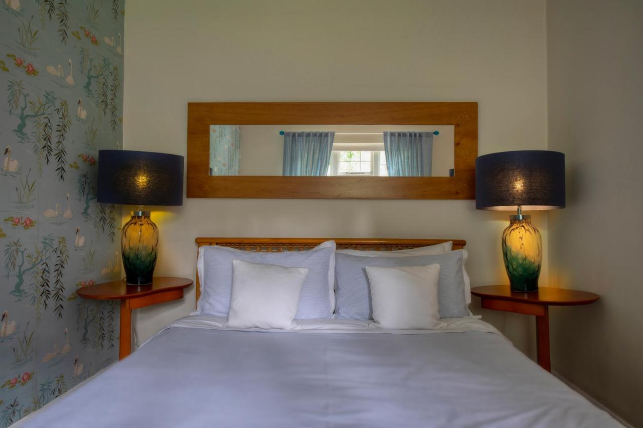Coach House Villa Woking Eksteriør billede