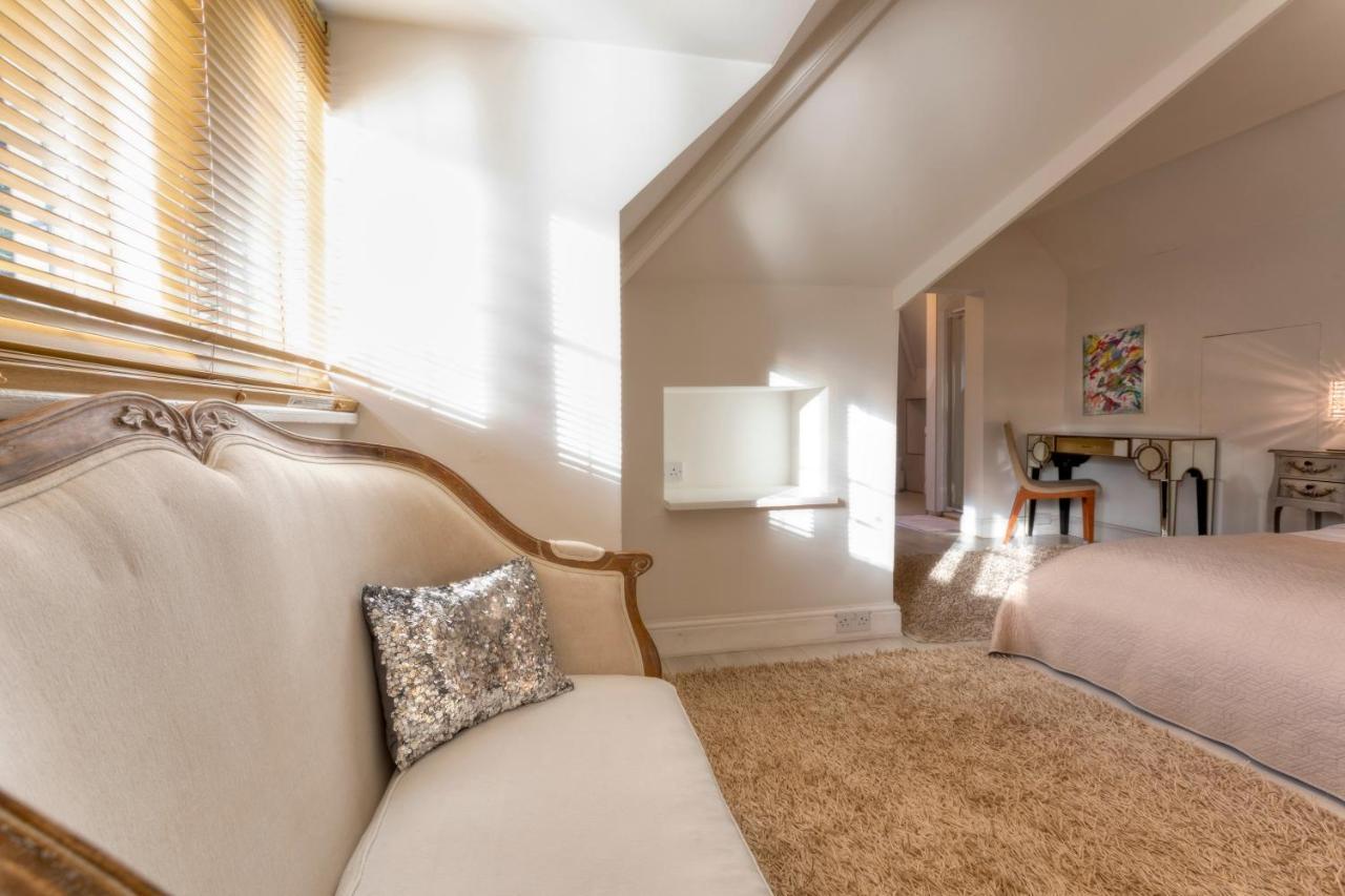 Coach House Villa Woking Eksteriør billede