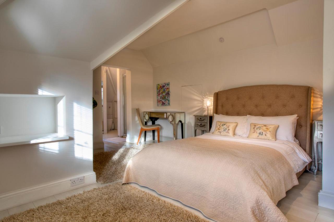 Coach House Villa Woking Eksteriør billede