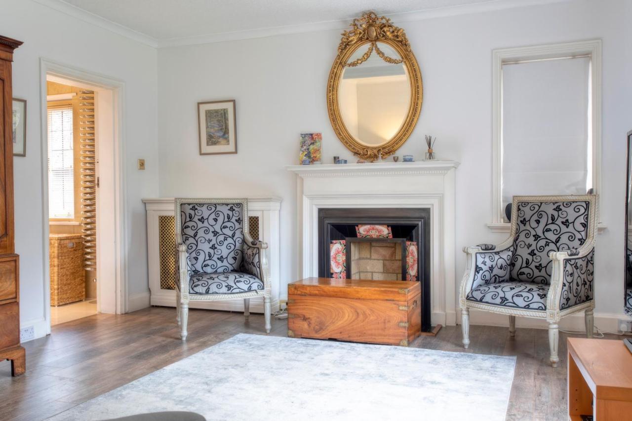 Coach House Villa Woking Eksteriør billede