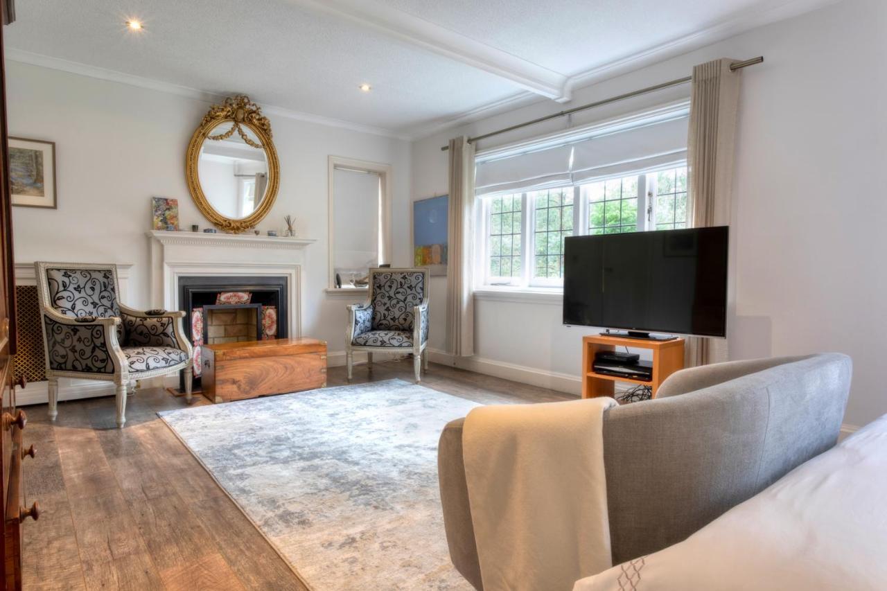 Coach House Villa Woking Eksteriør billede
